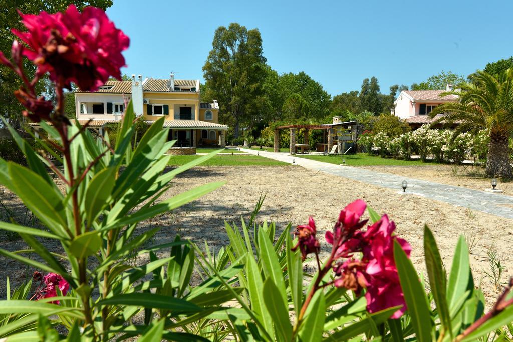 Antonia Beachfront Villa 레프킴미 외부 사진